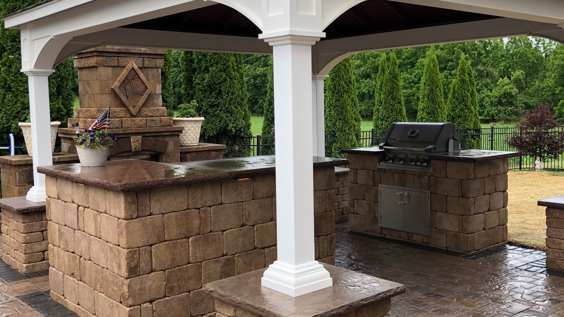 Kit vs Custom Outdoor Kitchens: Which One Is Right for You?