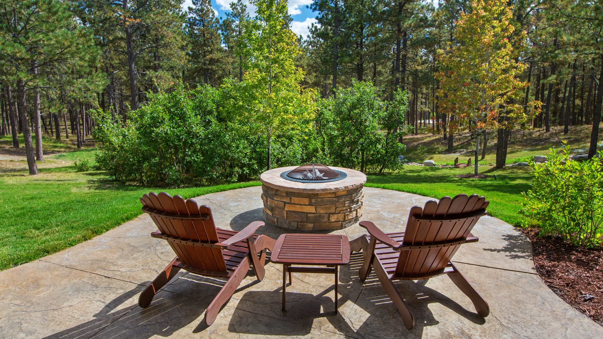 Should You Choose a Gas-Burning or Wood-Burning Fire Pit?